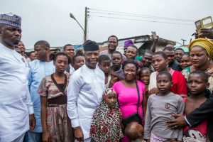 Vice President Yemi Osinbajoin a group photograph with traders and artisans in the market
