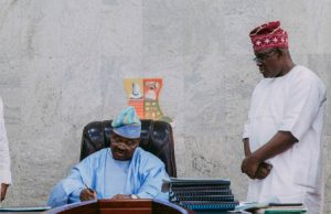 Photo: Ajimobi Signs Oyo’s 2017 Budget