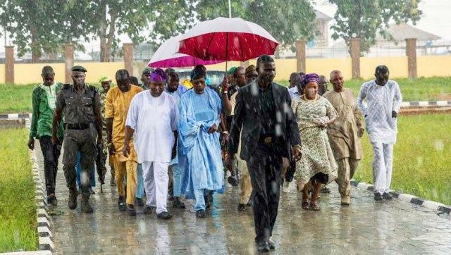Osun’s Gov Rauf Aregbesola (middle), Inspecting the on going project drenched in a heavy downpour. With him are Majority Leader, State House of Assembly, Hon Timothy Owoeye (5th left); Executive Secretary Ilesa East, Hon Adeoye Olusola (3rd right) and others…