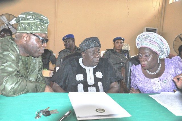 From left: Secretary to Oyo state Government, Alh. Olalekan Alli, Oyo state Deputy Governor, Chief Moses Alake-Adeyemo and his Ogun state counterpart, Mrs Yetunde Onanuga during a joint meeting between Oyo and Ogun states during the boundary resolution meeting…