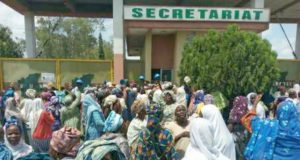 Osun Market Women Revolt Against Aregbesola’s Standardized Measuring Scale Osun Market Women...protesting in front of the state's Secretariat at Abere...