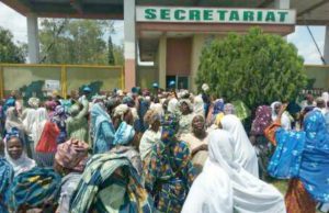 Osun Market Women Revolt Against Aregbesola’s Standardized Measuring Scale Osun Market Women...protesting in front of the state's Secretariat at Abere...