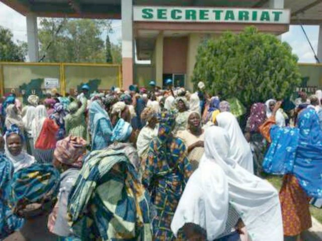 Osun Market Women...protesting in front of the state's Secretariat at Abere...