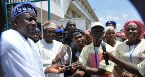 FG, Oyo Govt Hailed By Homegrown Food Vendors L-R: Oyo State Deputy Governor, Chief Moses Adeyemo; Secretary to the State Government, Mr. Olalekan Alli; and homegrown food vendors, during a procession to the governor's office, where the vendors presented an award to the state for the success of the programme in the state…