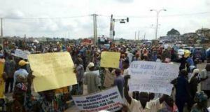Day Retirees Went On Rampage In Osogbo Protesters in Osogbo