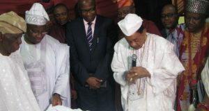 Photo: Alaafin, Olunloyo, Akala ‘Resurrect’ Ladoke Akintola ...unveiling of the book...from the left: Dr VIctor Omololu Olunloyo, Hon Femi Kehinde,Justice Diran Akintola,the Alaafin, the Orangun of Oke Ila, Oba Adedokun Abolarin...