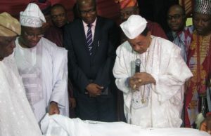 Photo: Alaafin, Olunloyo, Akala ‘Resurrect’ Ladoke Akintola ...unveiling of the book...from the left: Dr VIctor Omololu Olunloyo, Hon Femi Kehinde,Justice Diran Akintola,the Alaafin, the Orangun of Oke Ila, Oba Adedokun Abolarin...