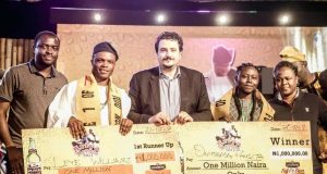 Ariya Repete: How King Sunny Ade, Pasuma Set Ibadan On Fire Ariya Repete 2017...the winners displaying their cheques...supported by Maria Maggi, centre and other Nigerian Breweries officials...at the back is Odunlade Adekola...