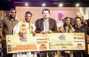 Ariya Repete: How King Sunny Ade, Pasuma Set Ibadan On Fire Ariya Repete 2017...the winners displaying their cheques...supported by Maria Maggi, centre and other Nigerian Breweries officials...at the back is Odunlade Adekola...