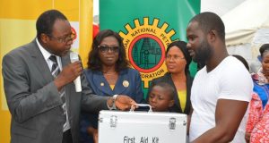 Jubilation In Abuja As SNEPCo Launches Health Crusade Shell’s Regional Community Health Manager, Dr. Akinwunmi Fajola, (left) presenting a First Aid box to one of the beneficiaries of the SNEPCo Health-in-Motion programme held in Gidan Mangoro community of Karu in Abuja…