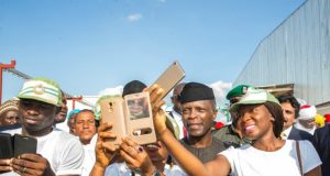 Osinbajo Sets Record, Becomes The First Nigerian Leader To Take ‘Selfies’ With Youth Corpers Acting President Yemi Osinbajo...in 'selfies' mode...with ordinary Nigerian citizens...