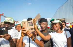 Osinbajo Sets Record, Becomes The First Nigerian Leader To Take ‘Selfies’ With Youth Corpers Acting President Yemi Osinbajo...in 'selfies' mode...with ordinary Nigerian citizens...