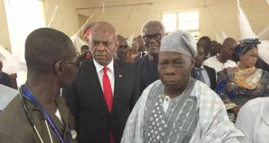 Mudslides Disaster: Tony Elumelu Storms Sierra Leone, Donates $500,000 Former Nigerian President, Chief Olusegun Obasanjo, UBA Group Chairman and Founder, The Tony Elumelu Foundation, Tony O. Elumelu and President of Sierra Leone, His Excellency President Ernest Koroma during their visit to the survivors of the mudslides at the Connaught Hospital in Freetown and the donation of $500,000.00 by Elumelu on Wednesday…