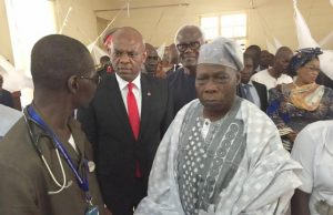 Mudslides Disaster: Tony Elumelu Storms Sierra Leone, Donates $500,000 Former Nigerian President, Chief Olusegun Obasanjo, UBA Group Chairman and Founder, The Tony Elumelu Foundation, Tony O. Elumelu and President of Sierra Leone, His Excellency President Ernest Koroma during their visit to the survivors of the mudslides at the Connaught Hospital in Freetown and the donation of $500,000.00 by Elumelu on Wednesday…