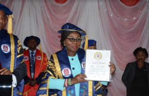 Akeredolu’s Wife Honoured By UNIMED For Creating Awareness For Breast Cancer Arabinrin Betty Anyanwu-Akeredolu...displaying her award at the event...