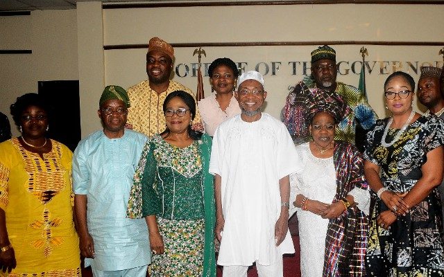 Osun’s Gov Rauf Aregbesola (3rd right); his deputy, Mrs Titi Laoye-Tomori (3rd left); Chief of Staff to the Governor, Alhaji Gboyega Oyetola (2nd left); wife of late Chief Duro Ladipo, Mrs Abiodun Duro-Ladipo (2nd right); Special Adviser to the Governor on Culture and Tourism, Hon Taiwo Oluga (right); daughter of late duro Ladipo, Mrs Yetunde Duro-Ladipo (left) and others, during the visit…