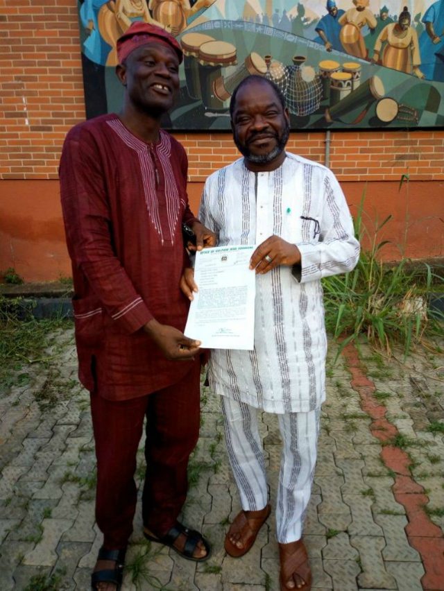 The leader of Oyotunji Festival Team, Rotimi Vaughan receiving Osun state’s participation letter