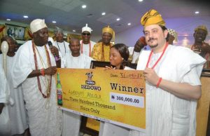 Ooni Commends Nigerian Breweries For Enhancing Youth Emancipation L-R: The Ooni of Ife, Oba Adeyeye Enitan Ogunwusi Ojaja II; Agbeniyi Adetola, a cobbler and beneficiary of Isedowo’s ₦300,000 business grant; Franco Maria Maggi, Marketing Director, Nigerian Breweries Plc at the unveiling of Goldberg’s Isedowo, a youth empowerment initiative, at the Ooni’s palace in Ile Ife, Osun State