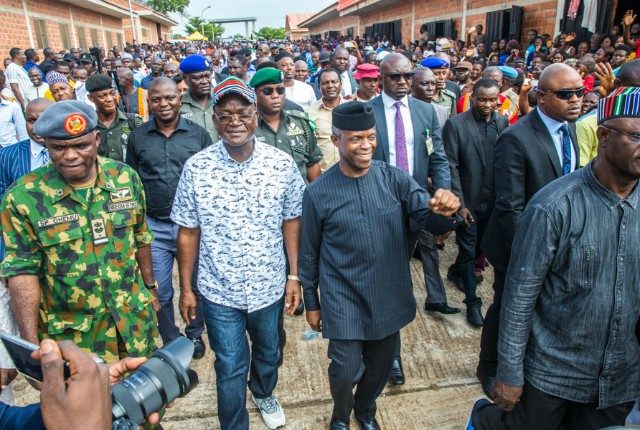 Vice President Yemi Osinbajo, with Governor Samuel Ortom visit victims of the Benue flood at the Ultra Modern International Market where they have been camped…he took messages of hope and recovery to the people from President Muhammadu Buhari…