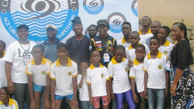 Pupils of Kayrom Lee Swimming Club with the Commissioner for Youths and Sports in Oyo State, Barrister Abayomi Oke, Rotarian Tunji Oladunni and members of Oyo State Aquatic Association (OSAA)…after the tourney…