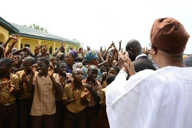 Ogbeni Rauf Aregbesola addressing students of Laro Government Middle School, Osogbo, during his visit…