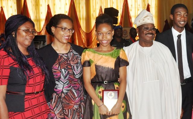 From left: Principal, Oritamefa Baptist Model School, Ibadan, Mrs Elizabeth Abatan, Mother of the overall 2017 WAEC best student in Nigeria, Dr Chiaka Irabor, overall 2017 WAEC best student in Nigeria, Miss Isabele Iraboh, Gov. Abiola Ajimobi of Oyo state and 2nd overall 2017 WAEC best student in Nigeria, Master Oluwatoni Adekunle after they were recognized at the launching