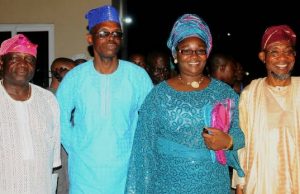 Photo: Aregbesola, Oyinlola Honour Dr Lasisi Olagunju Osun’s Governor Rauf Aregbesola (right); former Chief Press Secretary to former Osun Governor Olagunsoye Oyinlola, Mr Lasisi Olagunju (2nd left) and his wife; his former Boss, Prince Olagunsoye Oyinlola (left) at the get-together dinner…