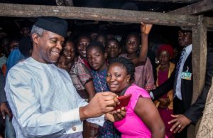 Photo: When Osinbajo Paid Surprise Visit To Ikenne Market, Takes ‘Selfies’ With Traders ...Vice President Yemi Osinbajo taking 'selfies' with traders inside the market...