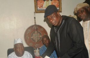 Demise Of Olori: Ajimobi’s Reps Deliver Condolence Letter To Olubadan L-R: Olubadan of Ibadanland, Oba Saliu Adetunji; Deputy Governor of Oyo State, Chief Moses Adeyemo; and Caretaker Chairman, Ibadan North-West Local Government, Chief Bosun Ajuwon, during the presentation of the condolence letter at the Olubadan’s Palace, Popo Yemoja, Ibadan…
