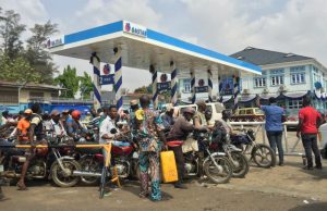 Marketers To FG: Fuel At N145/Litre Not Feasible Again ...Nigerians waiting anxiously for petrol at a Filling Station in Ibadan... (Photo by Olayinka Agboola)