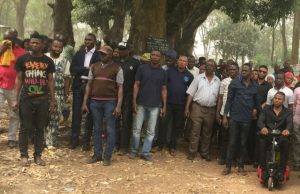 Ayefele Leads Others To The Burial Of OAP Olufemi Oluwajobi In Ibadan Dr Olayinka Ayefele, with others at the Sango, Ibadan cemetery...on Tuesday afternoon...