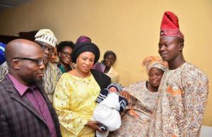 Photo: Aregbesola’s Wife Presents Gifts To First Baby Of Year 2018 Wife of Osun Governor, Mrs Sherifat Aregbesola with the first baby of the year 2018. With her is the Commissioner for Health, Dr Rafiu Isamotu (left) and Parents of the baby Mr and Mrs Okewumi Abodun, during the visit…
