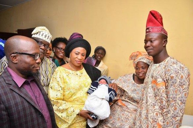 Wife of Osun Governor, Mrs Sherifat Aregbesola with the first baby of the year 2018. With her is the Commissioner for Health, Dr Rafiu Isamotu (left) and Parents of the baby Mr and Mrs Okewumi Abodun, during the visit…