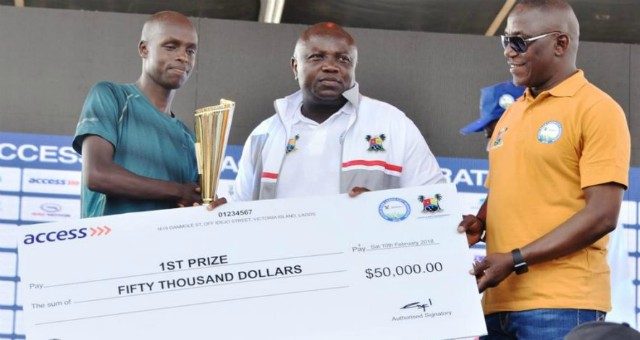 Governor Akinwunmi Ambode hands over the prize to the winner...