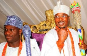 Royal Accusation: Oluwo Tells How The Ooni Of Ife Disgraced Him In Public The Ooni of Ife, Oba Adeyeye Ogunwusi, left, with the Oluwo of Iwo, Oba Abdulrasheed Akanbi...looking towards different directions?
