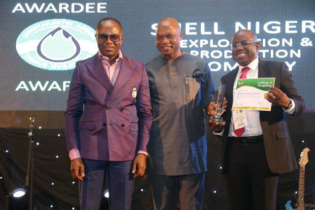 L-R: Minister of State for Petroleum Resources, Dr. Ibe Kachikwu; Country Chair, Shell Companies in Nigeria and Managing Director of The Shell Petroleum Development Company of Nigeria Limited (SPDC), Mr. Osagie Okunbor; and the Managing Director, Shell Nigeria Exploration and Production Company, Mr. Bayo Ojulari, during the presentation of The Best International Company in Technology and Innovation to Shell at the 2018 Nigeria International Petroleum Summit held in Abuja…on Monday…