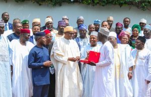 Photo: When Buhari Played Host To Rice Farmers’ Association, Others President Muhammadu Buhari, Professor Yemi Osinbajo and top officials of the Federal Government with the Rice Farmers...