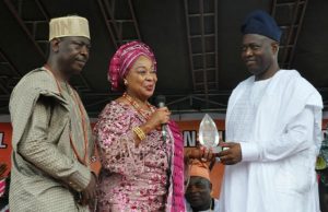 Makinde, Oyo Guber Aspirant To CCII: I’m Ready, Send Me On Errand Former Minister for Industry, Chief (Mrs) Onikepo Akande presenting Most Patriotic Ibadan Indigene Award to Engr Seyi Makinde while the President, Central Council of Ibadan Indigenes, Chief Yemi Soladoye looks on…