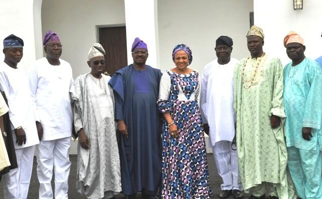 Oyo State governor, Senator Abiola Ajimobi, his wife, Florence (middle) and leaders from Ibarapa, lead by Chief Timothy Jolaoso (third left) during their thank you visit…