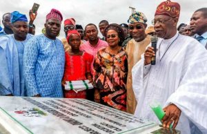 Osun Spends N3.4billion On Dredging Of 344.44km Waterways Governor State of Osun, Ogbeni Rauf Aregbesola (2nd right); Hon minister of Information Culture And Tourism, Alh. Lai Mohammed; (right); Deputy Governor Titilayo Laoye-Tomori (3rd right) and others, during the event…