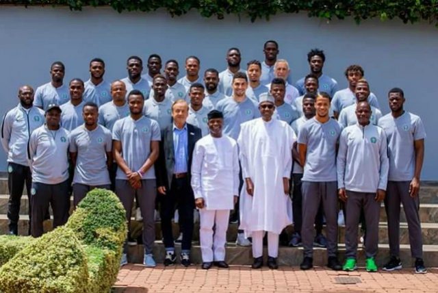 President Muhammadu Buhari in a group picture with the Super Eagles and their handlers...