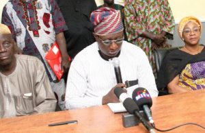 Violence At Ibadan Market: Government Is In Total Control – Adekunle Oladeji, LCDA Boss From left: Chairman, Oyo state Butchers Association, Bodija branch, Alh. Ganiyu Olobo, Chairman, Aare Latosa Local Council Development Area, Bodija, Basorun Adekunle Oladeji, Special Adviser to Oyo state Governor on project, Mrs Tolu Sadipe at the briefing…