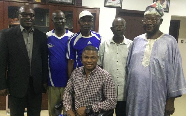 Dr Olayinka Ayefele, with the 3SC supporters' team who visited him...