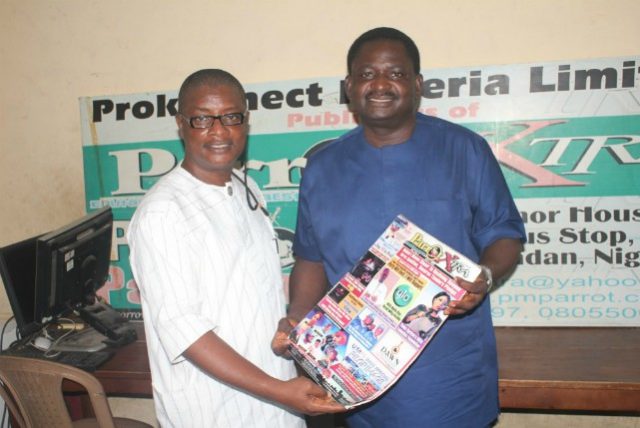 Olayinka Agboola, the Publisher of PMParrot.com and Parrot Xtra Magazine presenting a copy of the latest edition of the glossy magazine to the visiting presidential spokesman, Chief Femi Adesina in Ibadan…The media house just clocked 14 years…