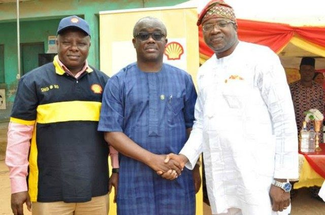 L–R: Operations Manager, Shell Nigeria Gas, Niyi Salami; Ogun State Commissioner for Health, Dr. Babatunde Ipaye; and Shell’s Regional Community Health Manager, Dr. Akin Fajola, during the Community Care Programme at Ansar-Ud-Deen Practicing School, Ota, Ogun State recently…