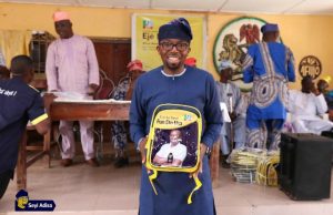 Ajimobi’s Aide, Seyi Adisa Distributes Books, Bags To Children At Afijio Barrister Seyi Adisa...