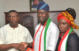 Photo: Oyo PDP’s Seyi Makinde Submits Guber Form Engr Seyi Makinde (middle) submitting his ‘expression of interest form’ to the PDP National Organising Secretary, Col Austin Akobundu (rtd) while his wife, Omini looks on at the event…