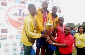 Lagelu FM Relay Race: Organisers Thump-Up Indomie For Feeding 3000 Kids The regional marketing manager of De United Foods Industry, makers of indomie, Kunle Oshinoike presenting a prize to one of the winners at the Lagelu Inter-Secondary Schools Relay Race Competition concluded over the weekend at the University of Ibadan stadium…