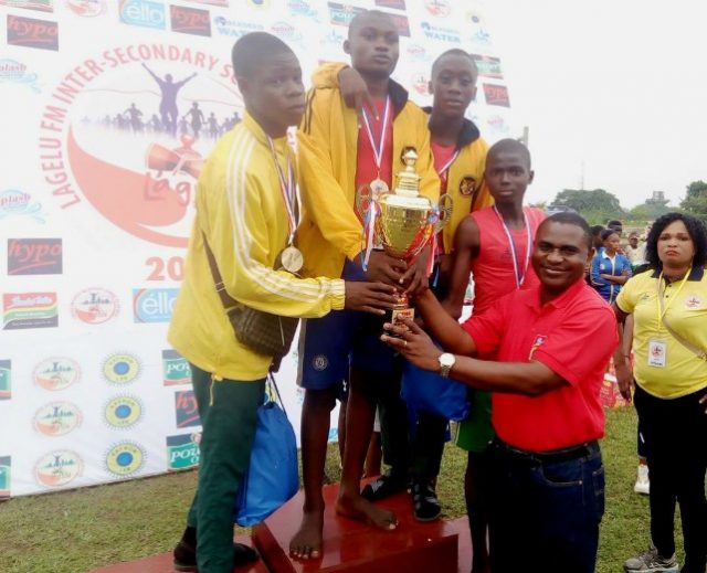 The regional marketing manager of De United Foods Industry, makers of indomie, Kunle Oshinoike presenting a prize to one of the winners at the Lagelu Inter-Secondary Schools Relay Race Competition concluded over the weekend at the University of Ibadan stadium…