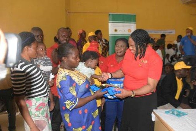 SPDC team, led by Social Performance/Investment Manager, Mrs. Gloria Udoh (right), at the presentation of relief materials to flood victims in Bayelsa State